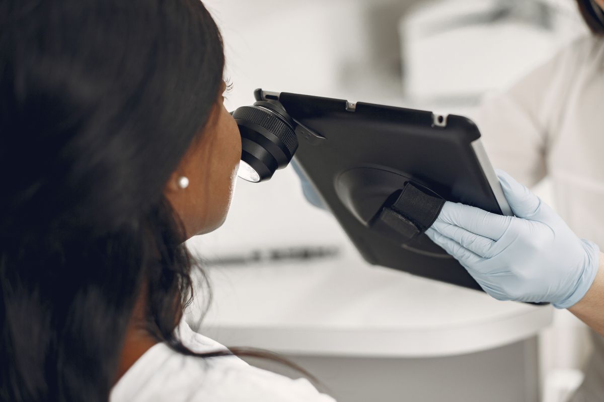 Dermatolog pregleda kožu pacijenta dermatoskopom