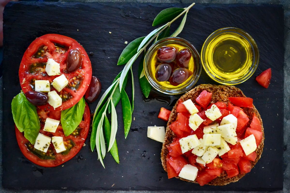 Grčka salata s paradajzom, feta sirom i maslinama