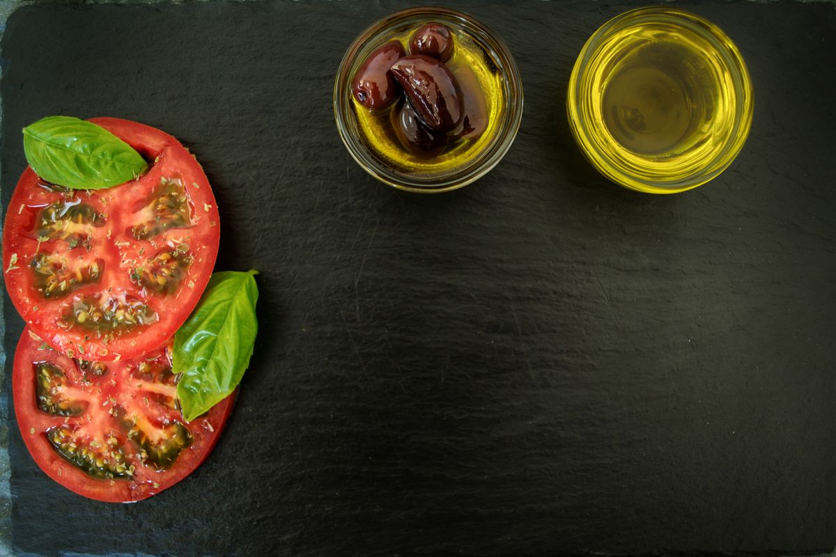 Paradajz, bosiljak, masline i maslinovo ulje, osnove mediteranske kuhinje
