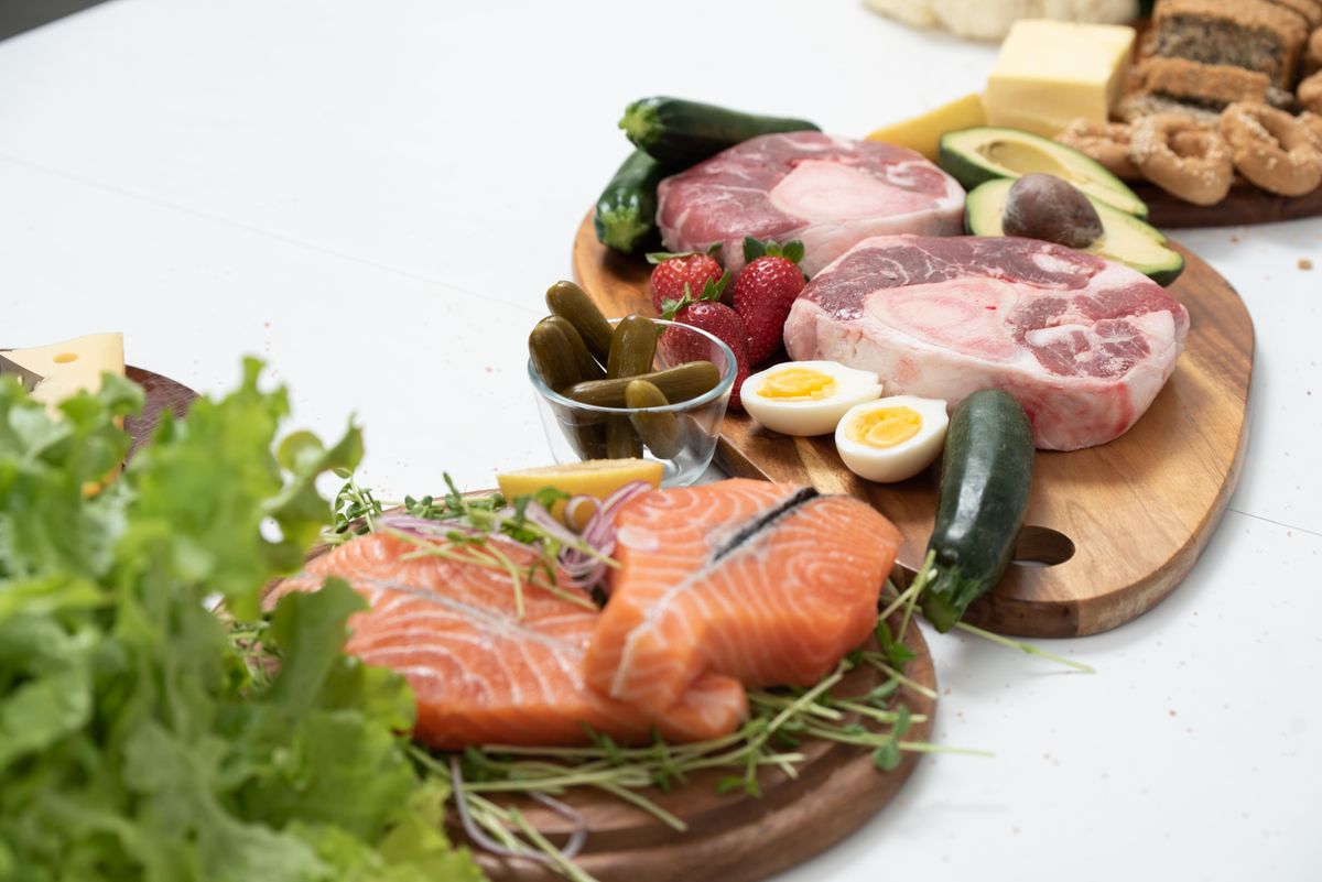 Namirnice bogate proteinima: riba, meso i povrće na dasci