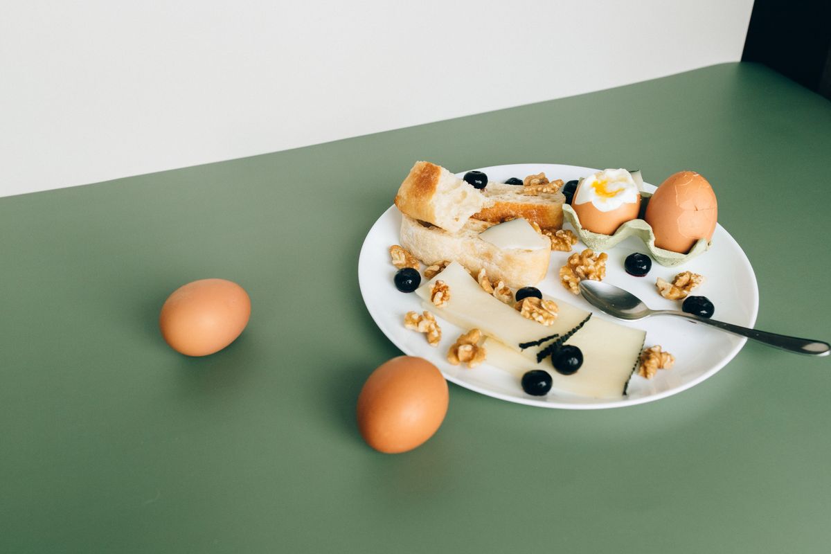 Jaja, sir i orašasti plodovi na tanjiru, izvori vitamina B12