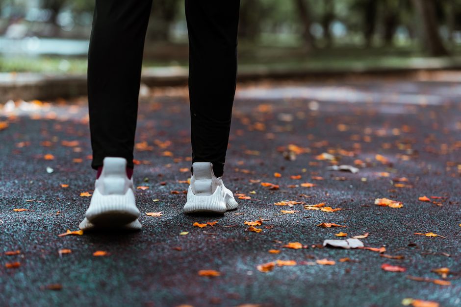 Osoba hoda, kretanje poboljšava cirkulaciju u nogama